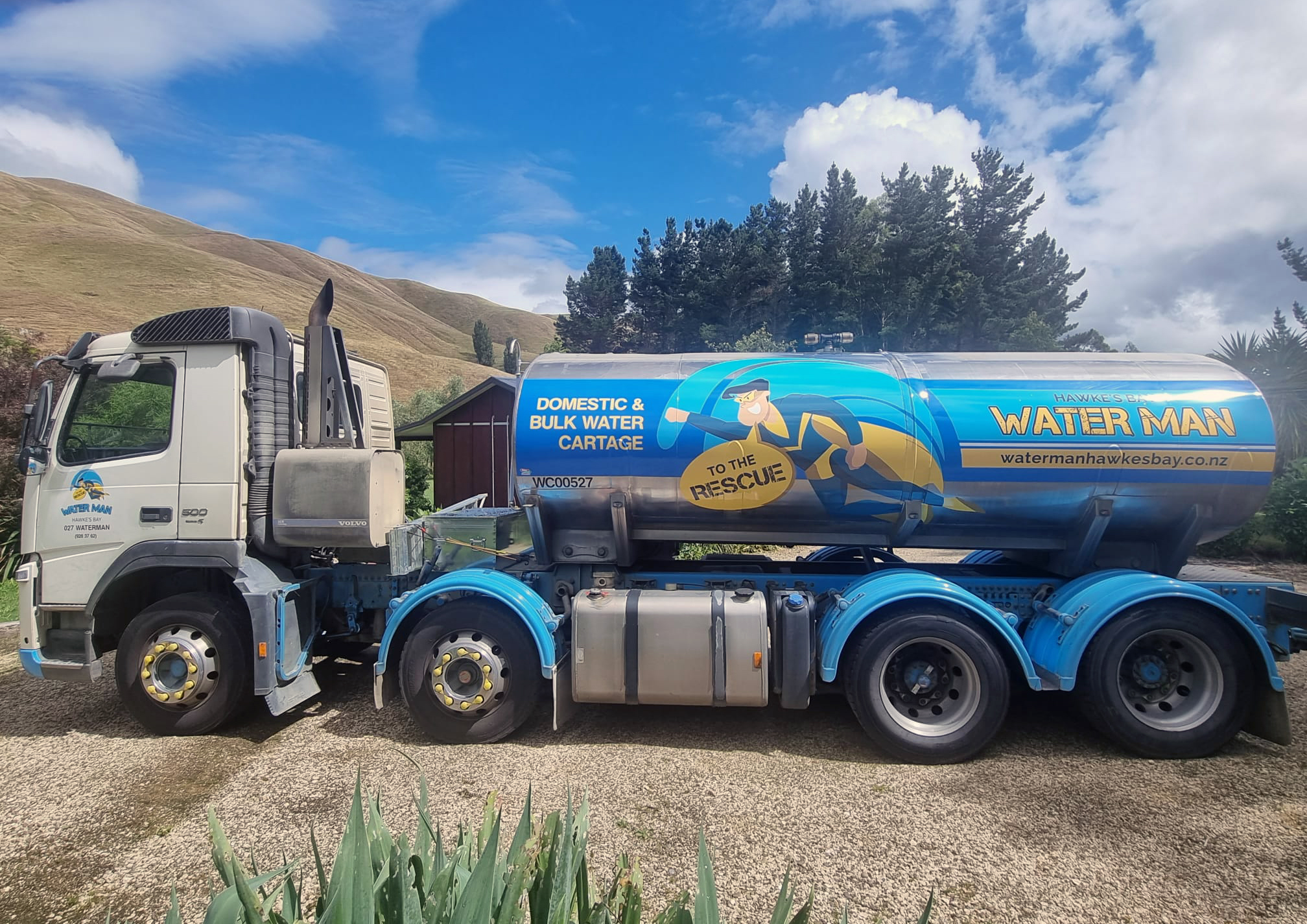 Water tanker water delivery truck